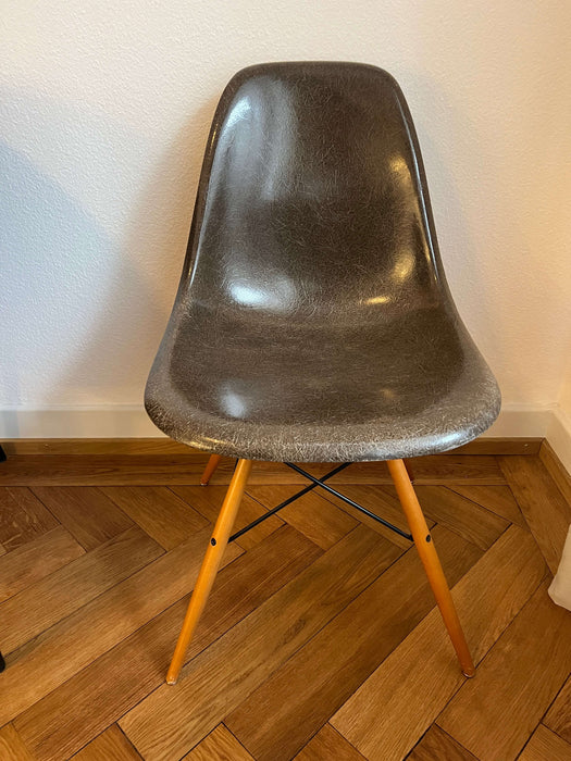 Vintage Orginal Eames Vitra Fiberglas Chair braun mit Untergestell Buche