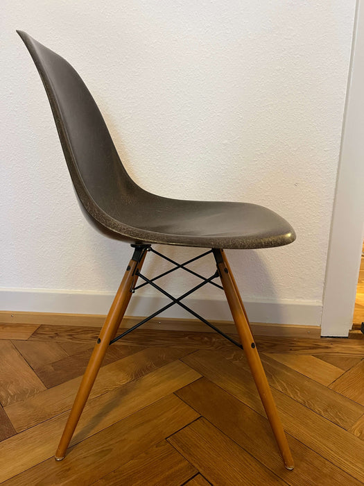 Vintage Orginal Eames Vitra Fiberglas Chair braun mit Untergestell Buche