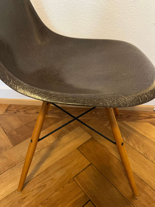 Vintage Orginal Eames Vitra Fiberglas Chair braun mit Untergestell Buche
