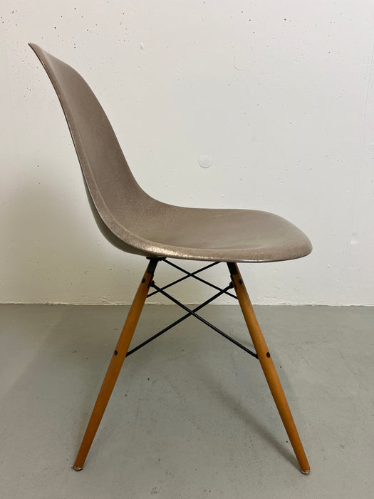 Vintage Eames Sidechair Fiberglas greige Untergestell Buche