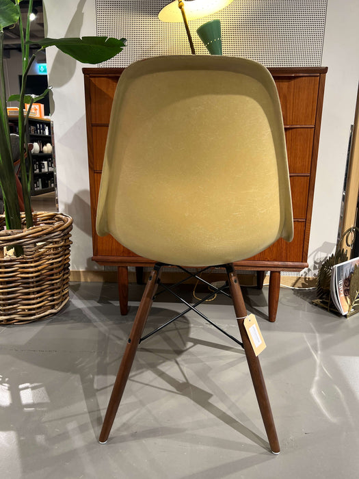 Vintage Eames Sidechair Fiberglas beige