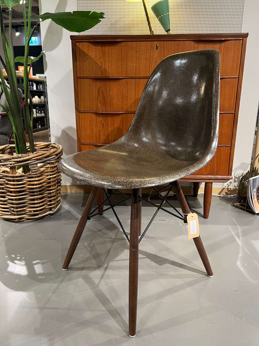 Vintage Eames Sidechair Fiberglas braun