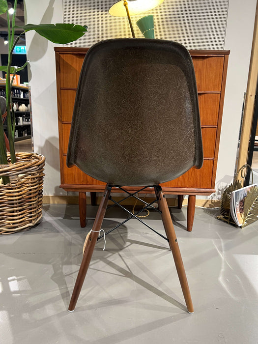 Vintage Eames Sidechair Fiberglas braun