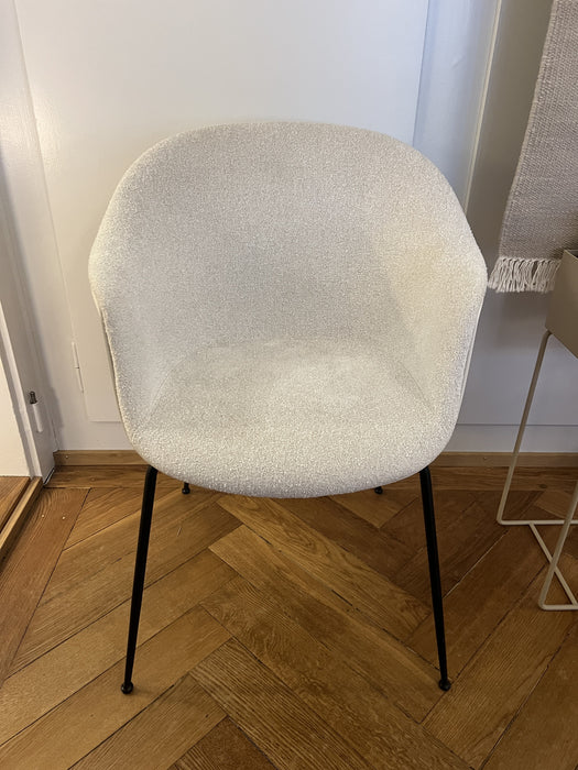 Gubi Bat Dining Chair Front upholstered Albaster weiss Ausstellungsmodell