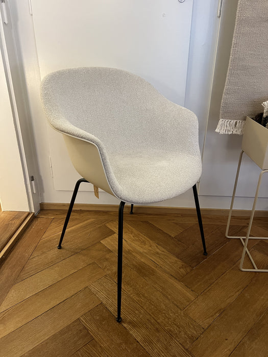 Gubi Bat Dining Chair Front upholstered Albaster weiss Ausstellungsmodell