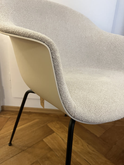 Gubi Bat Dining Chair Front upholstered Albaster weiss Ausstellungsmodell