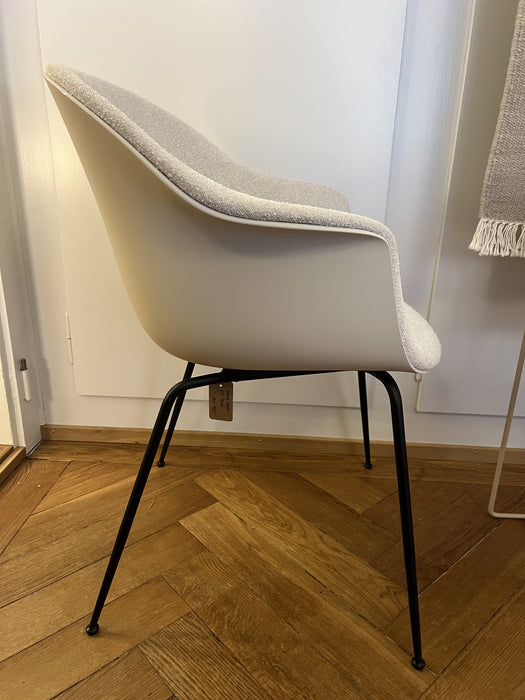 Gubi Bat Dining Chair Front upholstered Albaster weiss Ausstellungsmodell