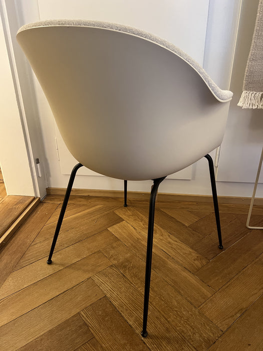 Gubi Bat Dining Chair Front upholstered Albaster weiss Ausstellungsmodell