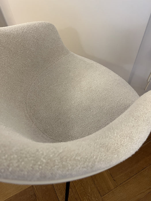 Gubi Bat Dining Chair Front upholstered Albaster weiss Ausstellungsmodell