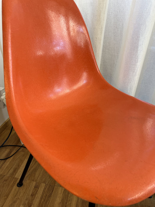 Vintage Eames Fiberglas Sidechair orange Metalluntergestell schwarz