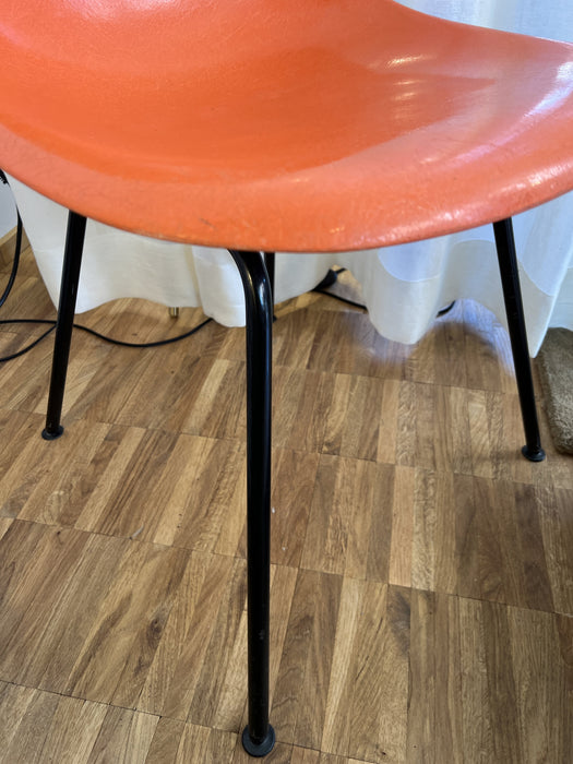 Vintage Eames Fiberglas Sidechair orange Metalluntergestell schwarz