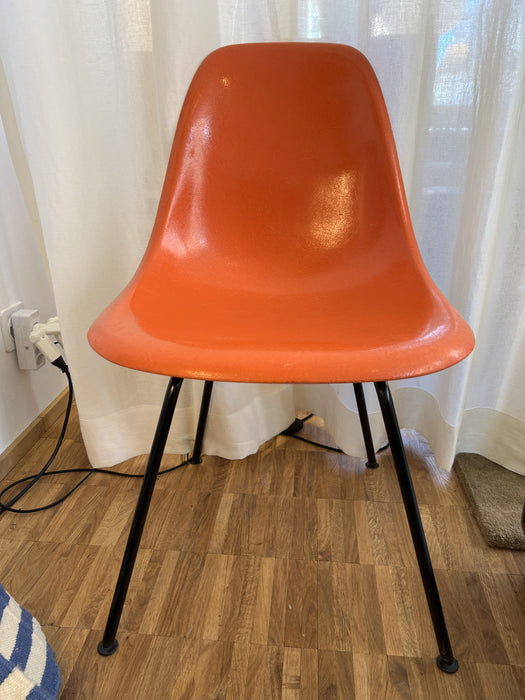 Vintage Eames Fiberglas Sidechair orange Metalluntergestell schwarz
