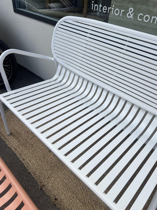 Gartenbank Weekend mit Armlehne von Petite Friture Ausstellungsmodell