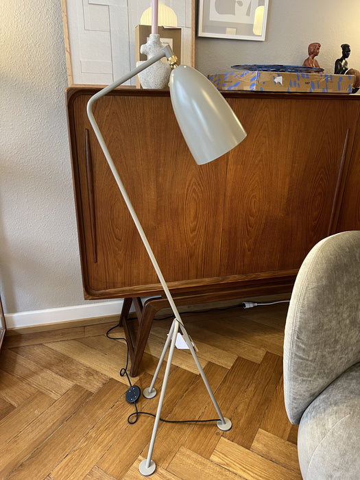 Gubi Stehleuchte Gräshoppa Greta Grossman Ausstellungsmodell warm grey