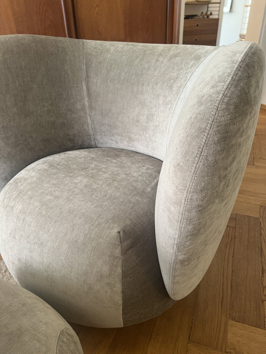 Ferm Living Lounge Chair Rico mit Ottoman Ausstellungsmodell
