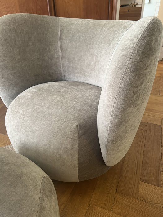Ferm Living Lounge Chair Rico mit Ottoman Ausstellungsmodell