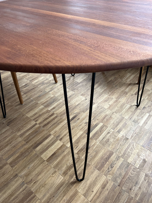 Vintage Dänischer Midcentury Teak Tisch rund mit Hairpin Beine Metall schwarz 60er