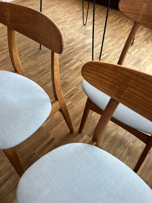 4-er Set Vintage Stühle CH30 Hans J. Wegner Carl Hansen & Søn Eiche neue Sitzpolster Stoff