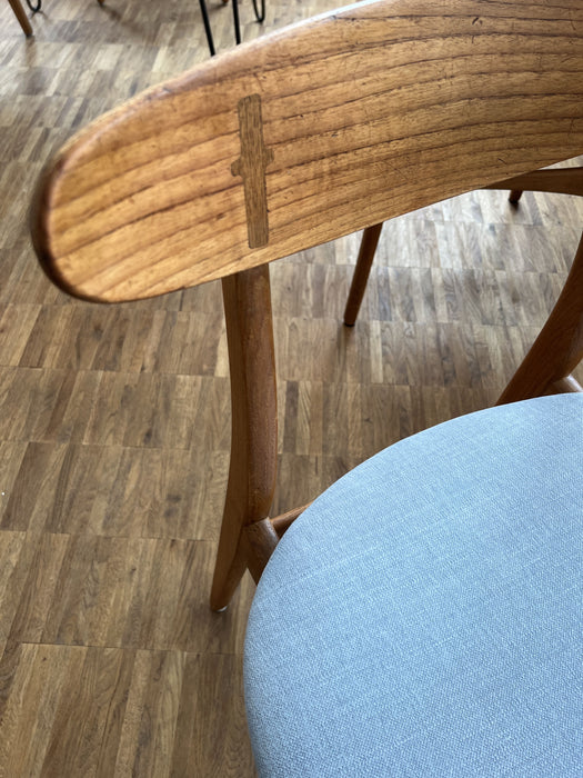 4-er Set Vintage Stühle CH30 Hans J. Wegner Carl Hansen & Søn Eiche neue Sitzpolster Stoff