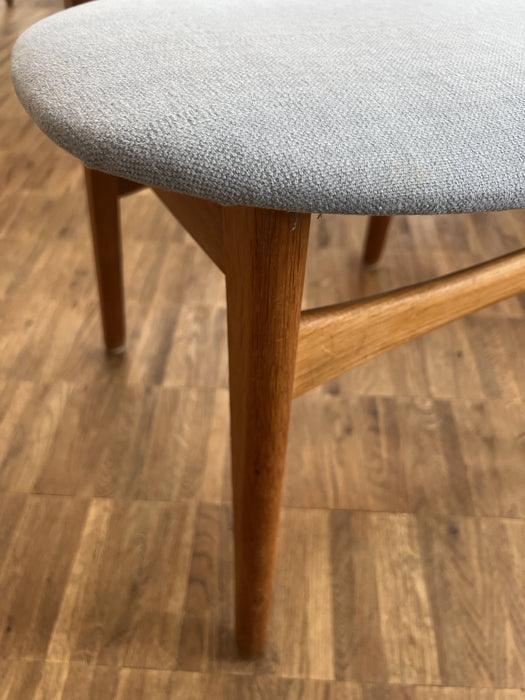 4-er Set Vintage Stühle CH30 Hans J. Wegner Carl Hansen & Søn Eiche neue Sitzpolster Stoff