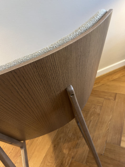 NOR11 Elephant Lounge Chair neues Ausstellungsstück Eiche Stoff