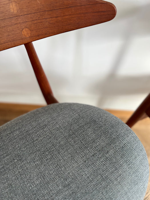 Set of 2 vintage chairs Hans J. Wegner model CH33 with seat cushion for Carl Hansen &amp; Son