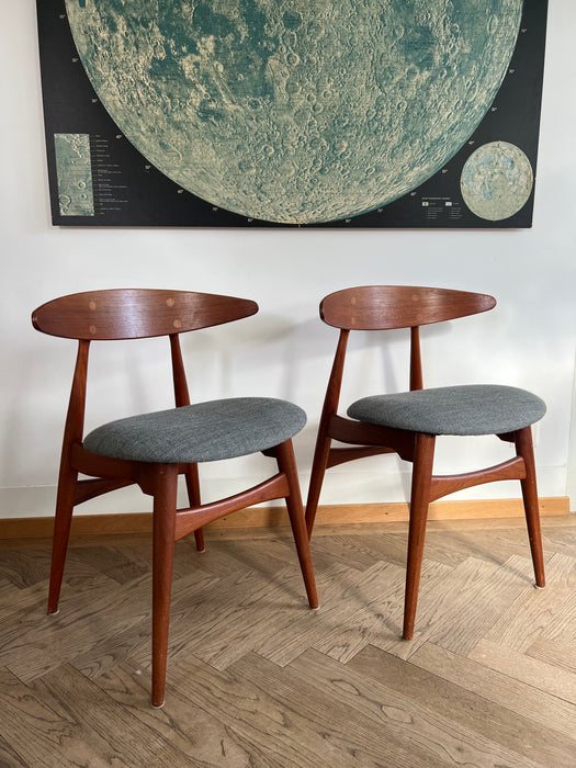 Set of 2 vintage chairs Hans J. Wegner model CH33 with seat cushion for Carl Hansen &amp; Son