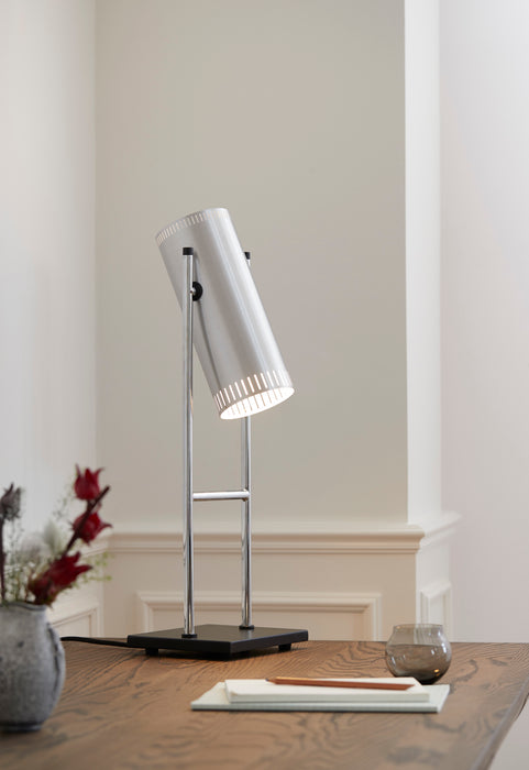 Warm Nordic table lamp Trombone